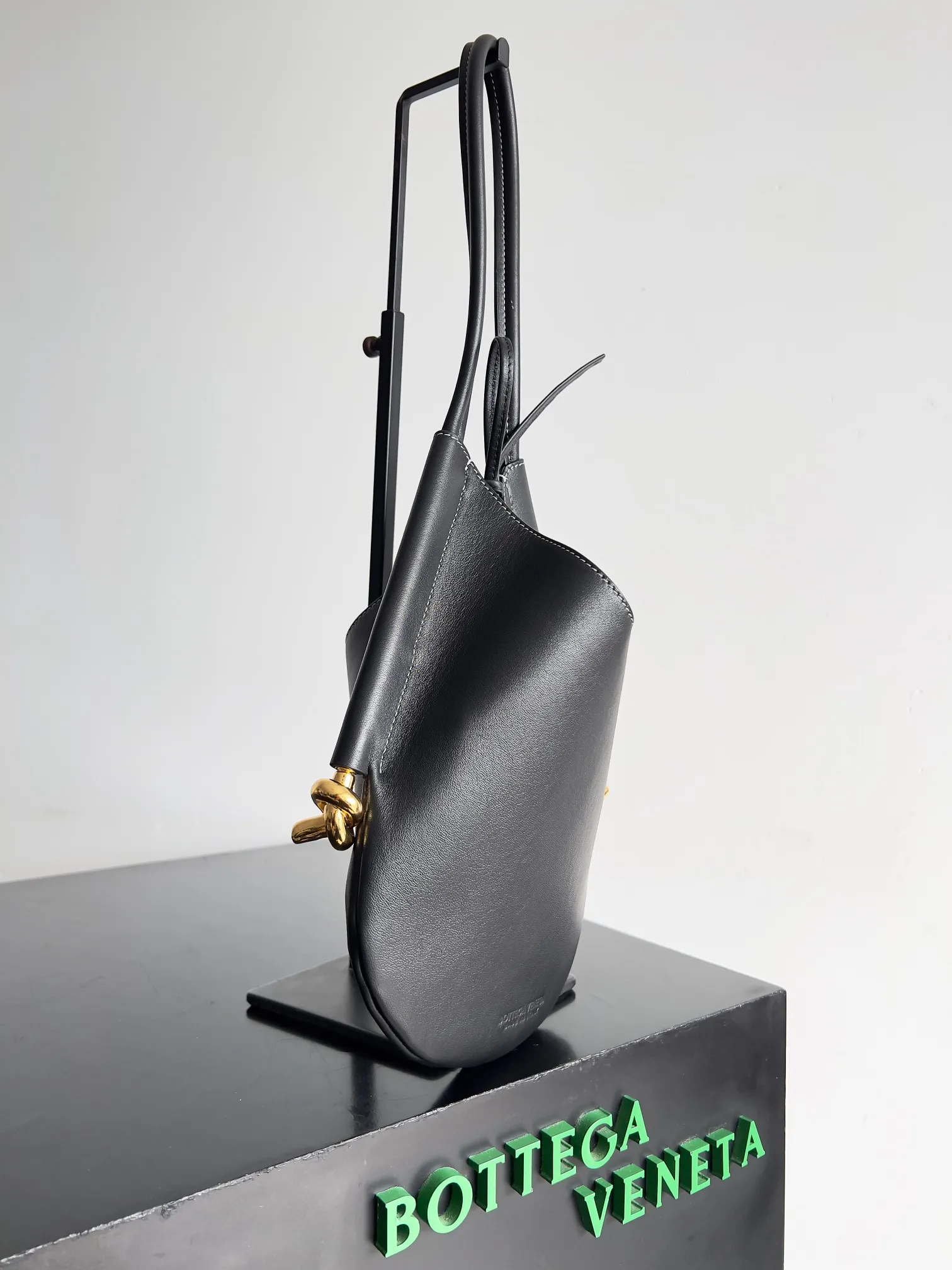 Batch 1720 BOTTEGA VENETA new women's small SOLSTICE shoulder bag. The name is enough, no logo is needed to show personality and high-end texture. Calfskin leather has not been washed, retaining the natural appearance of pure handcrafting and fine texture. Single removable interior zip pocket with leather cord-buckle fastening and suede lining. The style is simple, elegant and high-end, and will be the first choice of many people. Style number: 799522 Size: 30*26*2cm